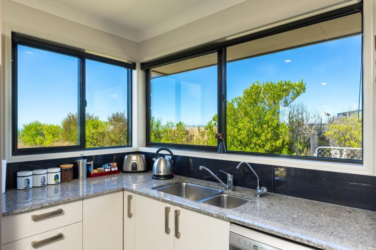 Ocean View Beachfront Apartment Blenheim Eksteriør billede